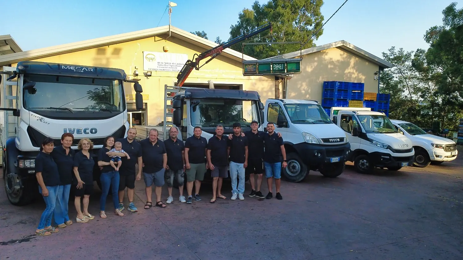 Il team Savuto davanti ai furgoni aziendali